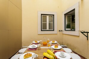 Dining - Chiado Patio Apartment (Lisboa)