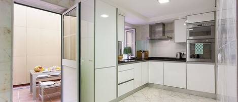 Geladeira, micro-ondas, fogão, cooktop