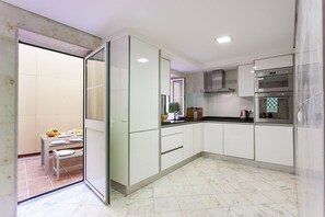 Fridge, microwave, oven, stovetop - Chiado Patio Apartment (Lisboa)
