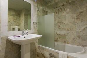 Combinazione doccia/vasca, asciugacapelli, bidet, asciugamani