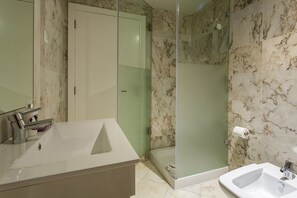 Duschwanne, Haartrockner, Bidet, Handtücher