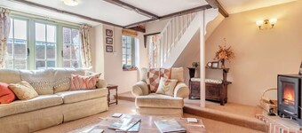 2 bed cottage, perfect for friends, family & pet friendly - in village location
