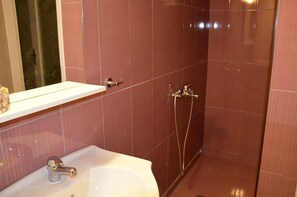 Secadora de cabello, toallas, shampoo, papel de baño 