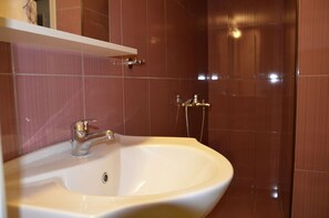 Hiustenkuivaaja, pyyhkeet, sampoo, vessapaperi