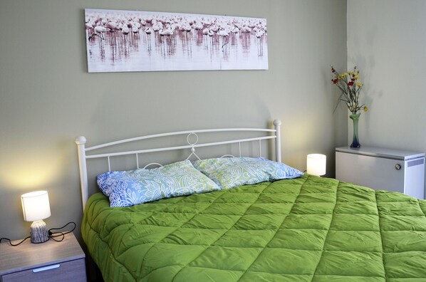 2 bedrooms, iron/ironing board, WiFi
