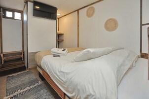 Quarto casal luxo | Cofres nos quartos, escrivaninha, cortinas blackout