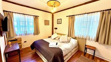 Quarto casal standard de uso individual | Cofres nos quartos, escrivaninha, cortinas blackout