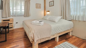 Quarto casal standard de uso individual | Cofres nos quartos, escrivaninha, cortinas blackout