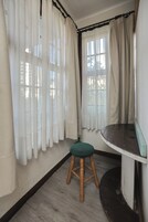 Quarto família | Cofres nos quartos, escrivaninha, cortinas blackout