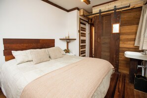 Habitación doble Deluxe | Caja de seguridad en la habitación, escritorio y cortinas blackout