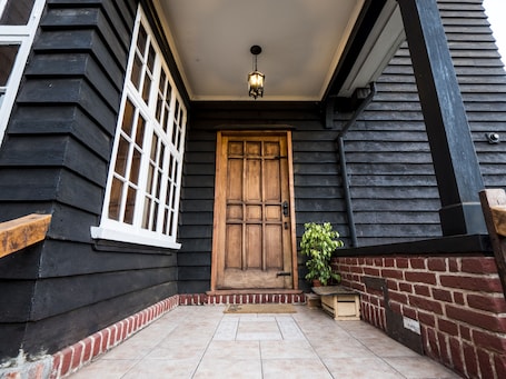 Entrada de la propiedad. Rustika Bed & Breakfast