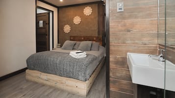 Habitación clásica | Caja de seguridad en la habitación, escritorio y cortinas blackout