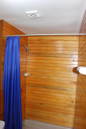 Shower, rainfall showerhead, towels, soap - Holidays Hostel Arequipa (Arequipa)