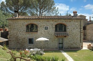 Vista frontal de la propiedad