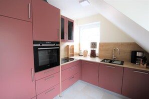 Geschirrspüler, Wasserkocher mit Kaffee-/Teezubehör, Toaster