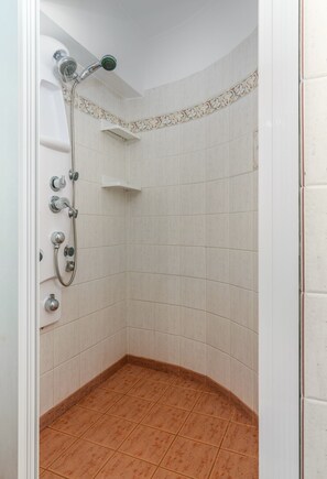 Chuveiro, secador de cabelo, roupões de banho, chinelos