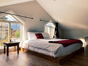 4 bedrooms, desk, iron/ironing board, travel cot