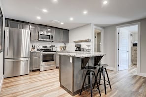 Réfrigérateur, four à micro-ondes, un four, surface de cuisson