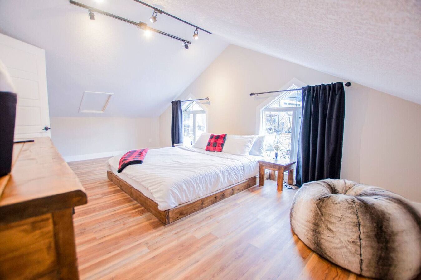 Desk, iron/ironing board, travel cot, free WiFi