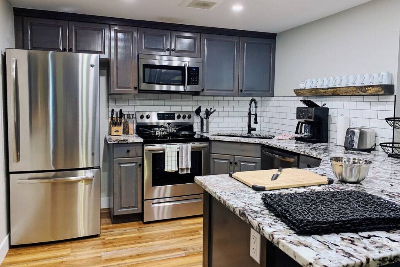 Jääkaappi, mikroaaltouuni, uuni, liesi