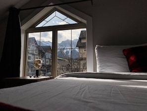 4 多间卧室、办公桌、熨斗/熨衣板、旅行婴儿床