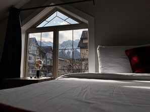 Desk, iron/ironing board, travel cot, free WiFi - Mountain Views, Fireplace, Free National Park Pass (Canmore)