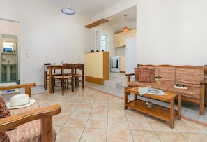 TV, books - Apart House with 2 double beds (Milos)
