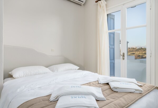 2 bedrooms, iron/ironing board, internet, bed sheets