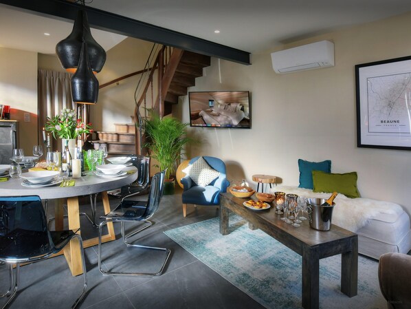 Lounge/Dining