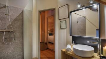 Bathtub, free toiletries, hair dryer, towels