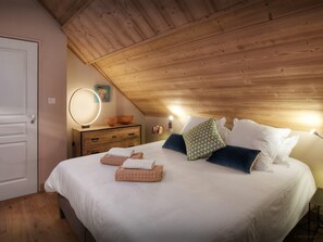 3 bedrooms, iron/ironing board, WiFi, bed sheets - Maison Guigone - elegant townhouse for 6 in Burgundy region - OVO Network (Beaune)