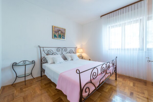 2 slaapkamers, een strijkplank/strijkijzer, gratis wifi, beddengoed