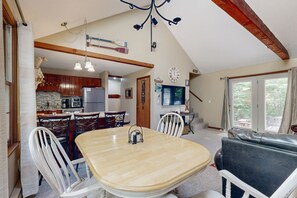 Dining - Cozy townhome with gas grill, jetted tub & gas fireplace - 1 mile to Story Land (Bartlett)