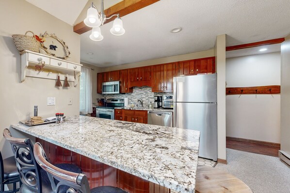 Fridge, microwave, oven, stovetop - Cozy townhome with gas grill, jetted tub & gas fireplace - 1 mile to Story Land (Bartlett)