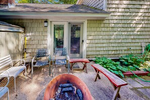 Terrace/patio - Cozy townhome with gas grill, jetted tub & gas fireplace - 1 mile to Story Land (Bartlett)