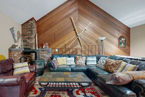 Interior - Cozy townhome with gas grill, jetted tub & gas fireplace - 1 mile to Story Land (Bartlett)