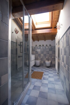 Dusche, kostenlose Toilettenartikel, Haartrockner, Hausschuhe