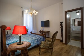 Daunenbettdecken, Betten mit Memory-Foam-Matratzen, Schreibtisch