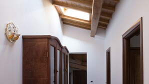 Un couloir doté d’un plancher en bois, d’une armoire en bois et d’une lucarne.