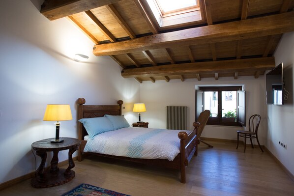 Daunenbettdecken, Betten mit Memory-Foam-Matratzen, Schreibtisch