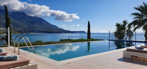 Outdoor pool - Villa Thalassa is a 3 bedroom Villa front of the sea with private swimming pool (Kefalonia)