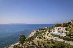 Exterior - Villa Thalassa is a 3 bedroom Villa front of the sea with private swimming pool (Kefalonia)