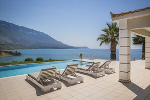 Outdoor pool - Villa Thalassa is a 3 bedroom Villa front of the sea with private swimming pool (Kefalonia)