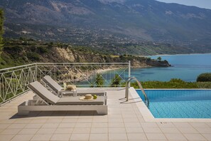 Outdoor pool - Villa Thalassa is a 3 bedroom Villa front of the sea with private swimming pool (Kefalonia)
