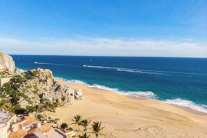 Playa en los alrededores, camastros y toallas de playa 