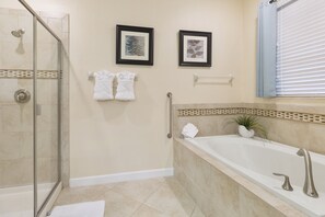 House (9 Bedrooms, 5 Bathrooms) | Deep-soaking bathtub