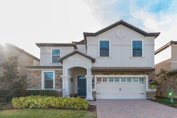 House (9 Bedrooms, 5 Bathrooms) | 9 bedrooms, individually decorated, individually furnished