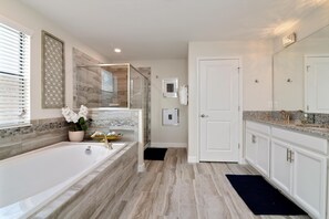 House, 6 Bedrooms (6 Bathrooms) | Bathroom | Hair dryer, towels, soap, toilet paper - Sunset Getaway by VillaDirect (Davenport)