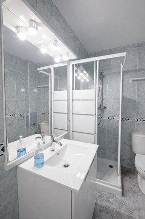 Sèche-cheveux, serviettes fournies, savon, papier toilette