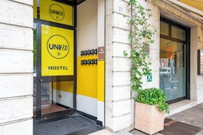 Property entrance - UniHò Hostel (Pavia)